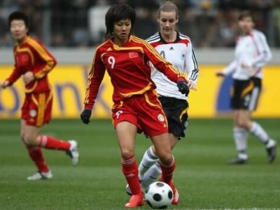 江南体育-足坛风云：女子足球成名场合
