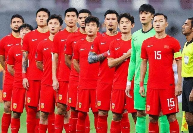 国足战平对手取得保级大战胜利，全队备战2022世界杯荣耀再现