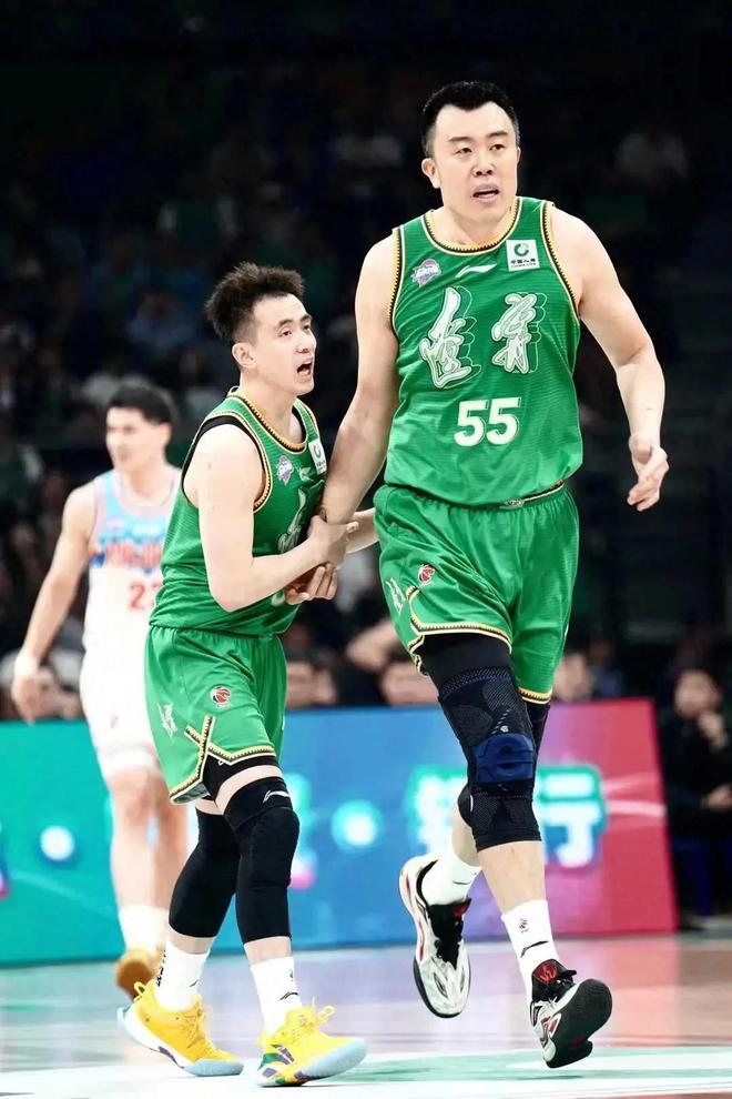 CBA新赛季揭幕战：广东宏远力克新疆男篮，赢得开门红