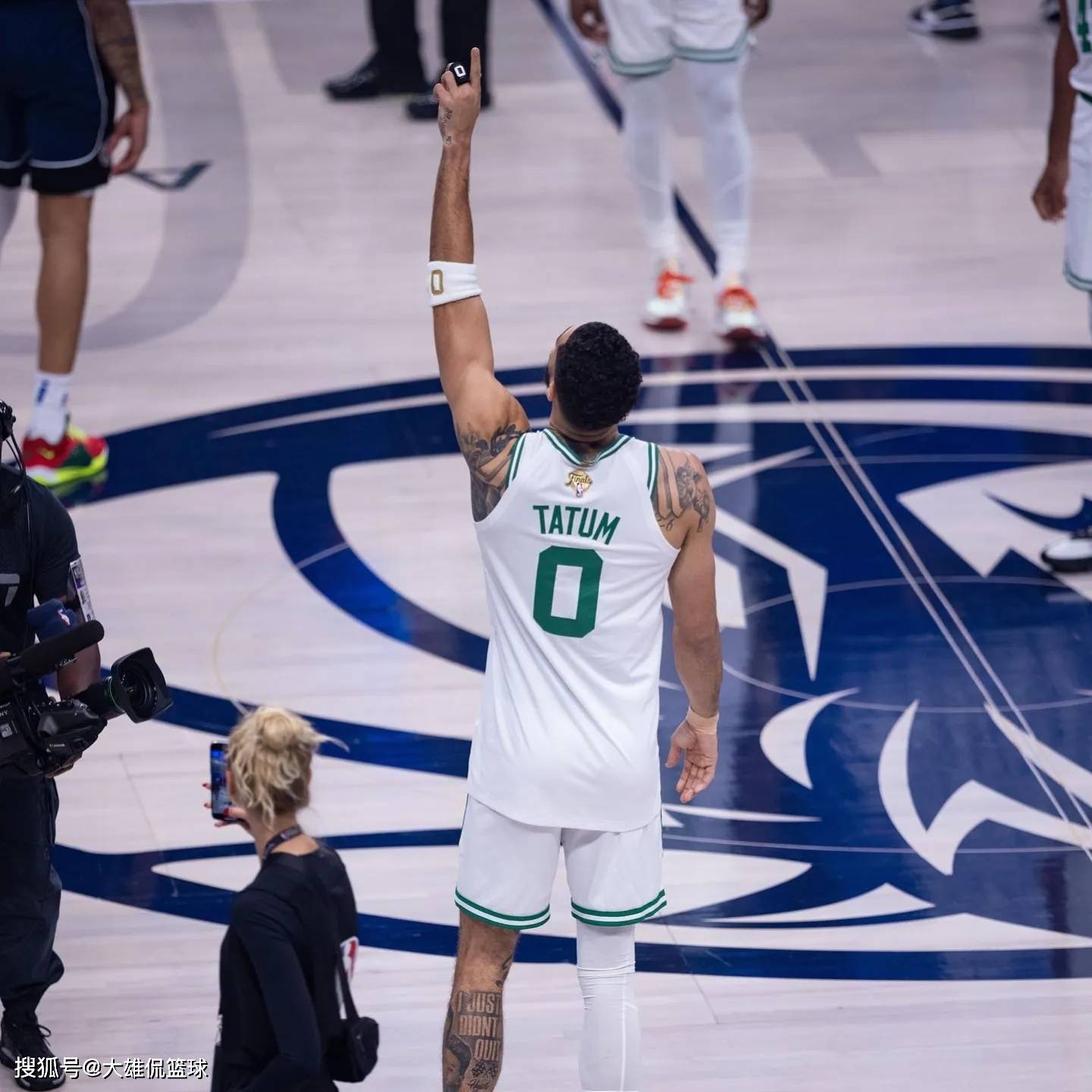 NBA赛场情报：詹姆斯领军湖人击败勇士