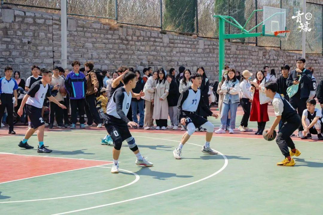 精彩赛事再度上演，篮球场上的精彩瞬间不容错过