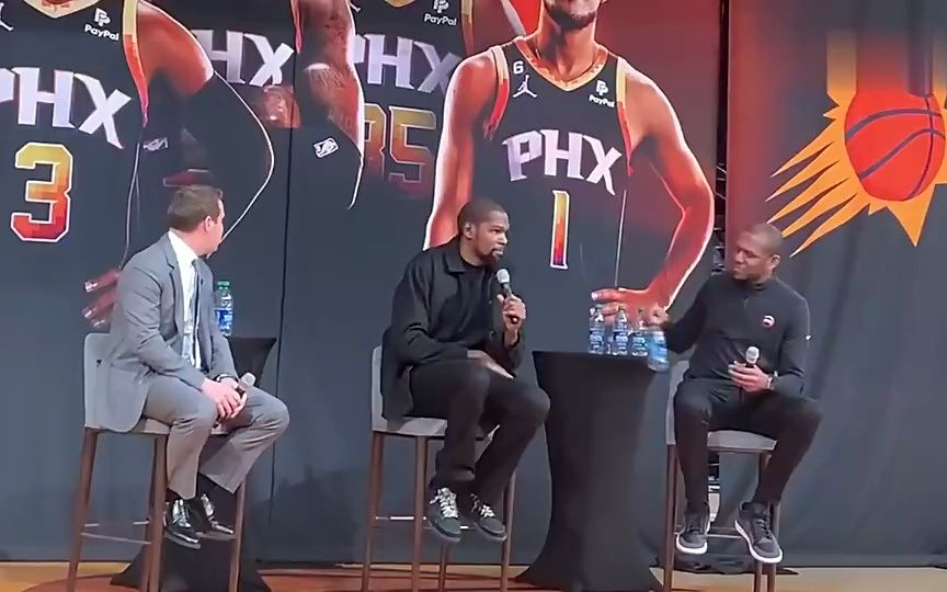 NBA球员登场胜利庆祝，球迷热情鼓掌欢呼