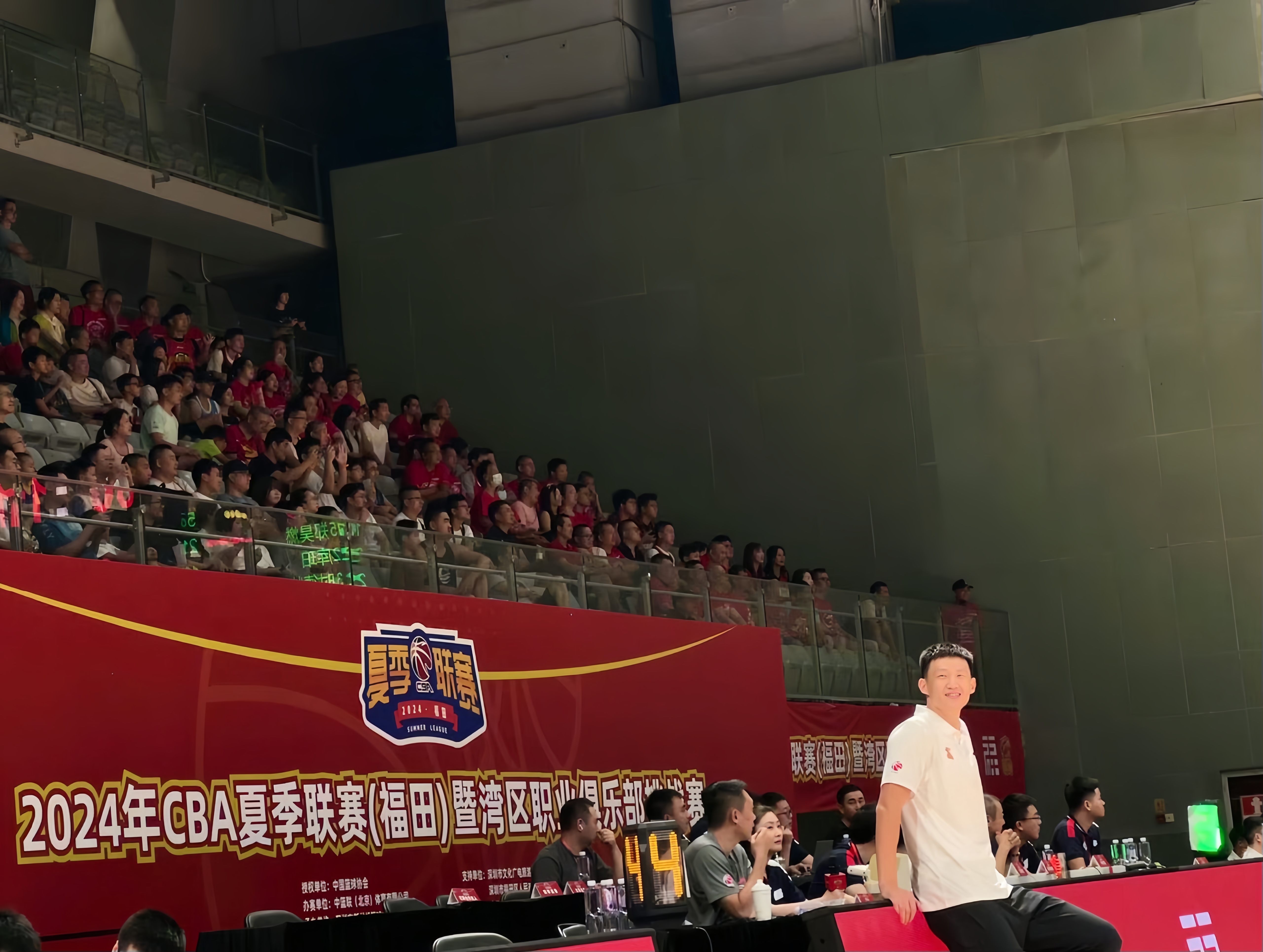 球迷热情支持篮球联赛，为偶像加油助威