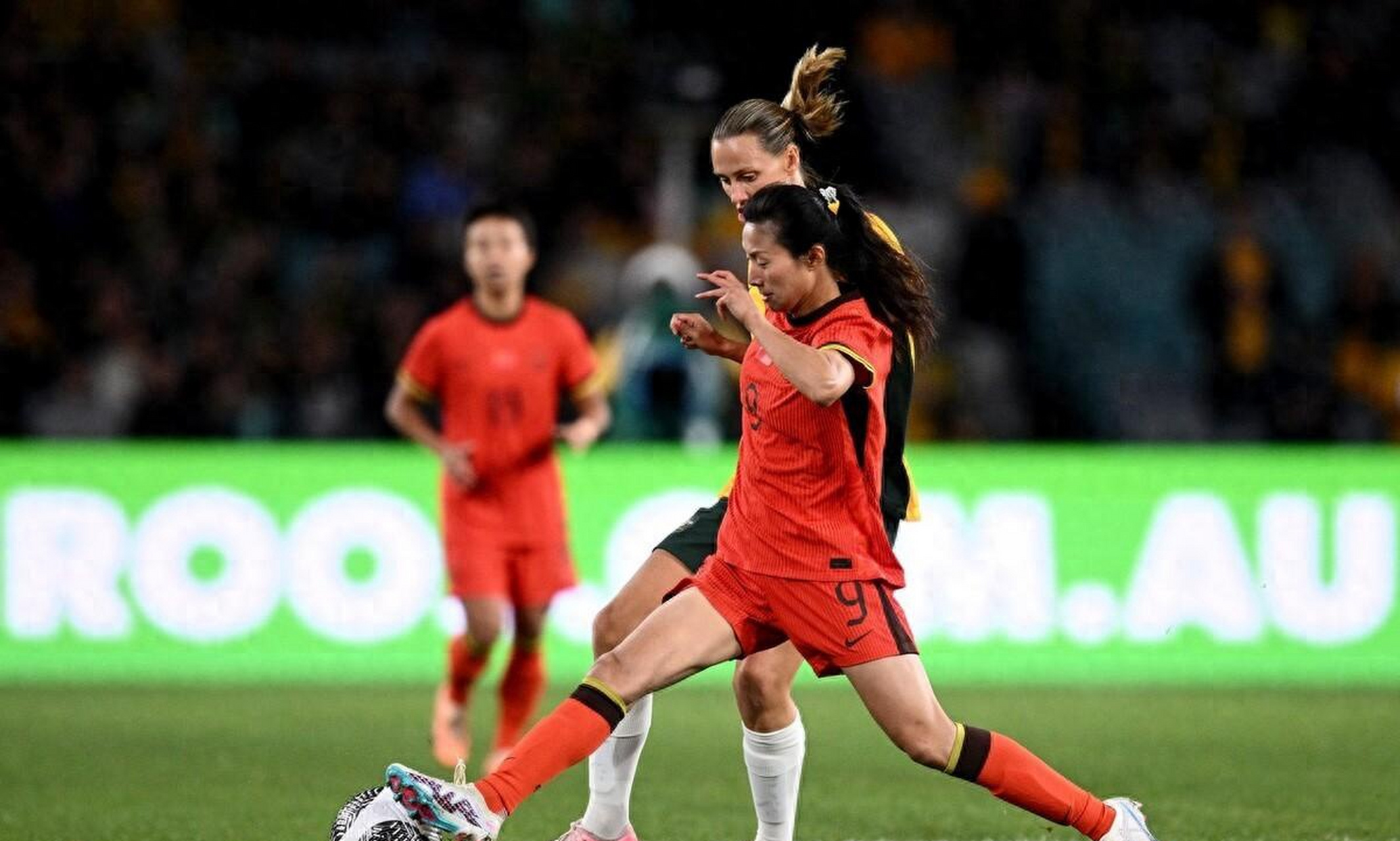 高能女足比拼，争夺胜利的激情引发观众热情
