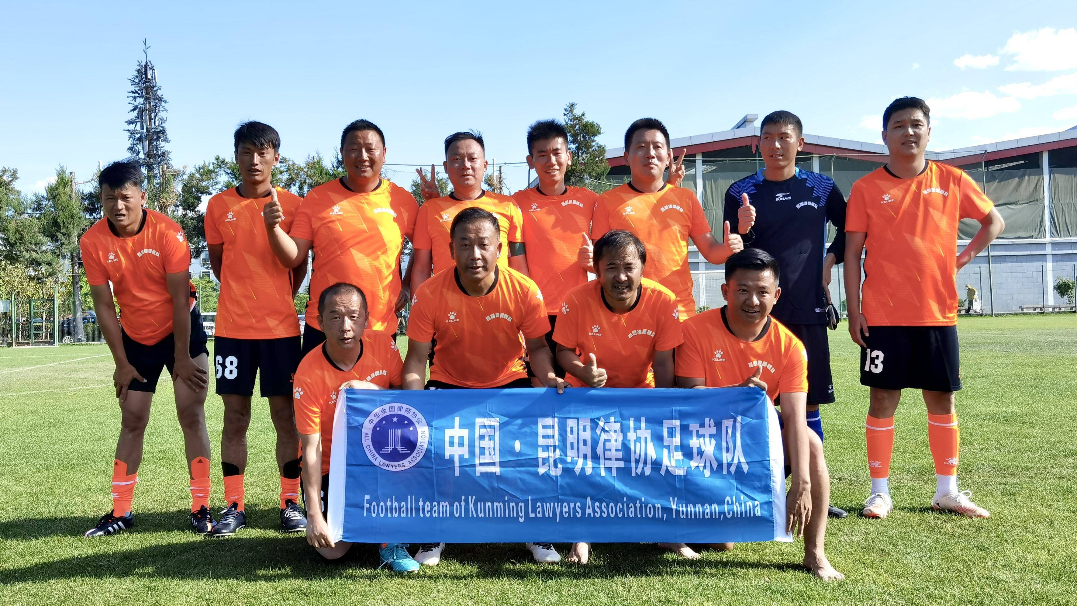 足球巅峰对决，强强对抗，赛场上高潮迭起