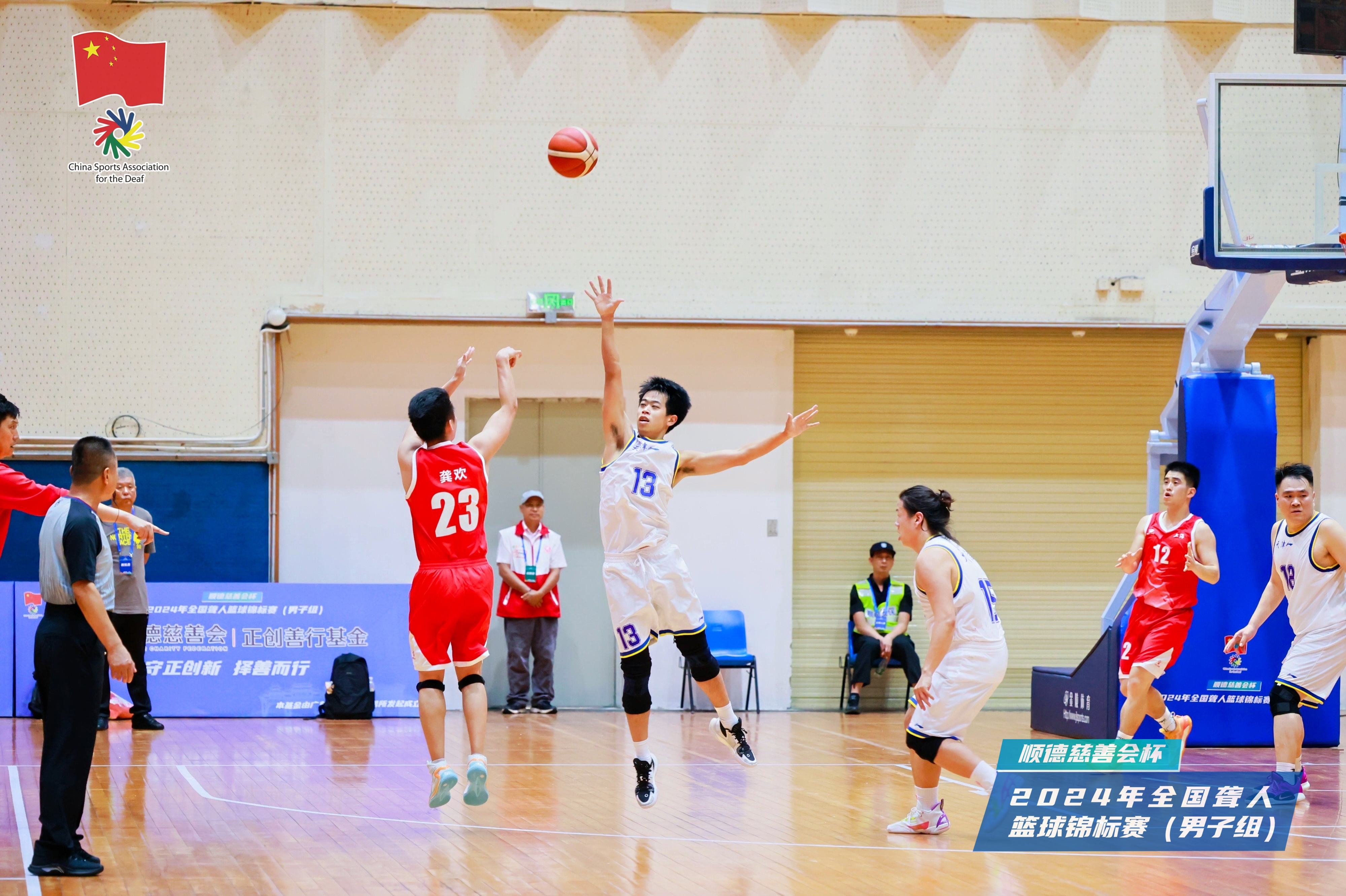 篮球精彩比赛频频上演，球迷热情高涨